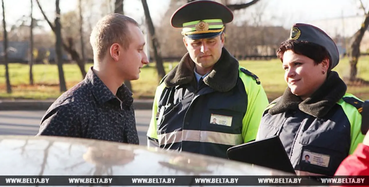 ДАІ папярэджвае, што з 25 жніўня кіроўцы павінны ўключыць фары