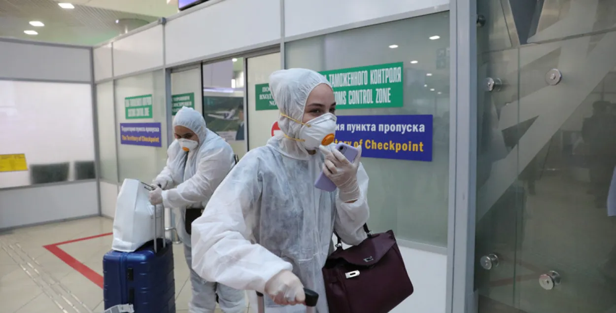 Некоторые из эвакуированных были в защитных костюмах / БЕЛТА