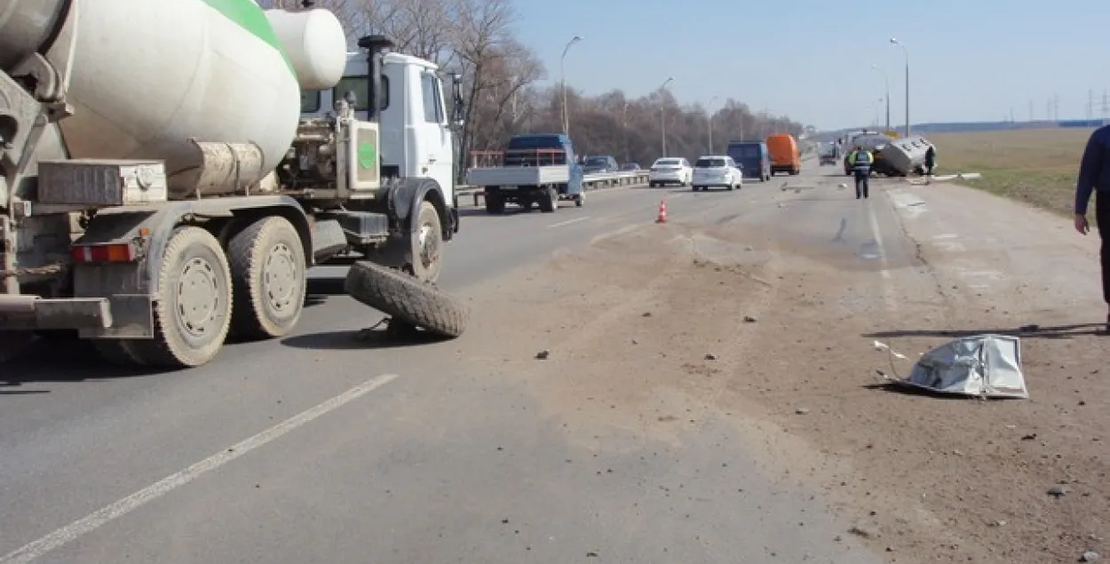 Фотафакт: на МКАД малакавоз з прычэпам знёс дзве асвятляльныя мачты