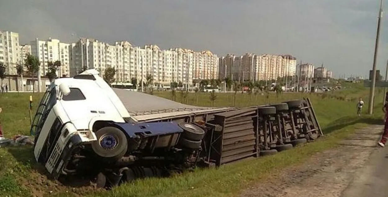 У Мінску фура з'ехала ў кювет і перакулілася, 55-гадовы кіроўца памёр