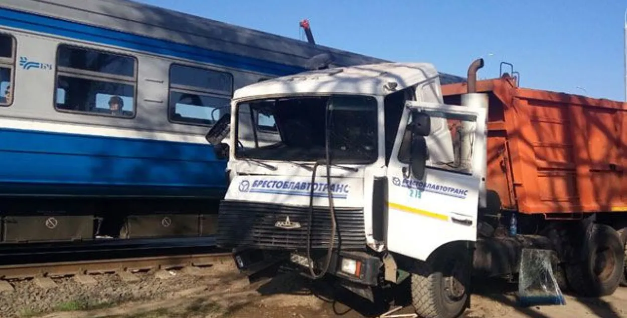 У Брэсце на будаўнічай пляцоўцы грузавік МАЗ трапіў пад цеплавоз