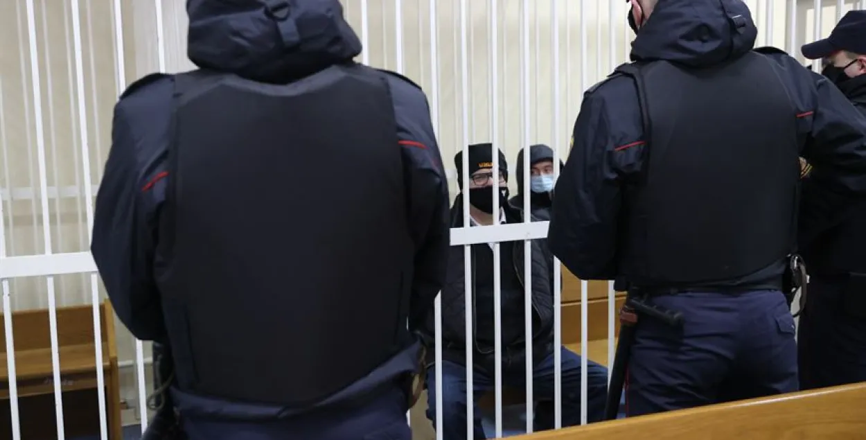 Бабарыку паказалі фота людзей, якіх не пусцілі на яго суд