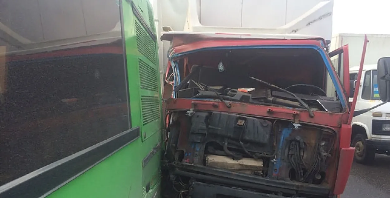 Пад Мінскам грузавік сутыкнуўся з аўтобусам, ёсць пацярпелы