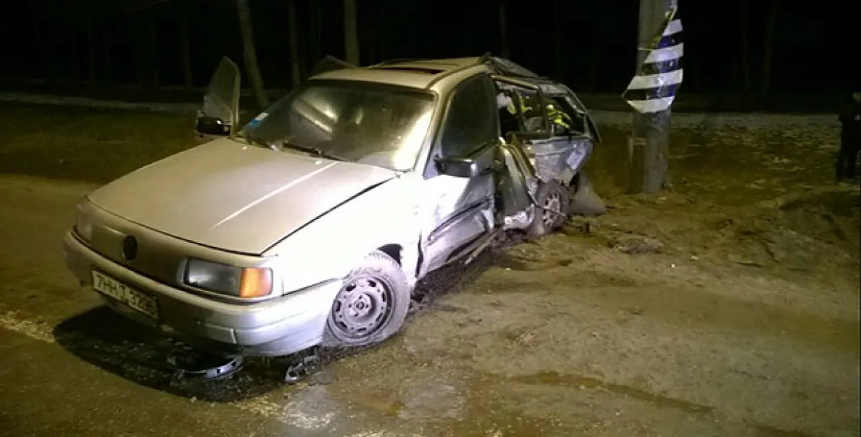 На МКАД легкавік сутыкнуўся з асвятляльнай мачтай, трое пацярпелых