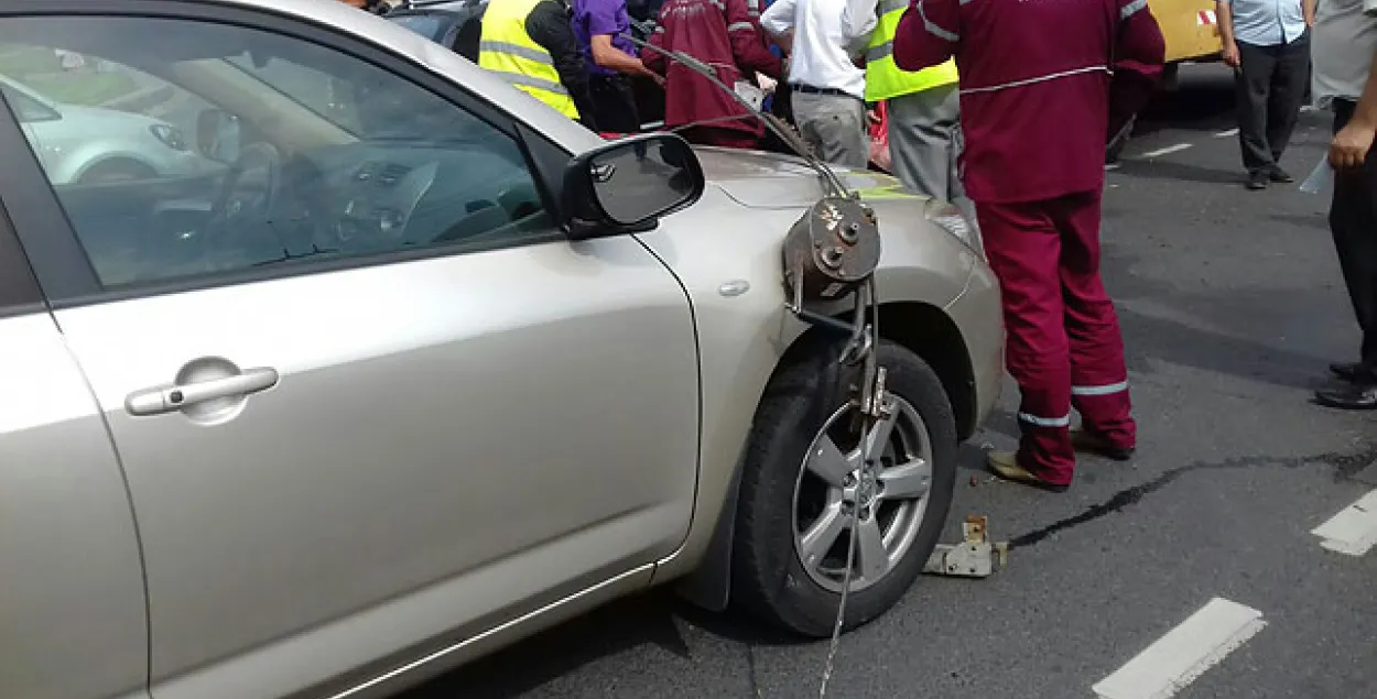 У Мінску рабочыя, якія рамантавалі тралейбусную лінію, упалі на аўтамабіль