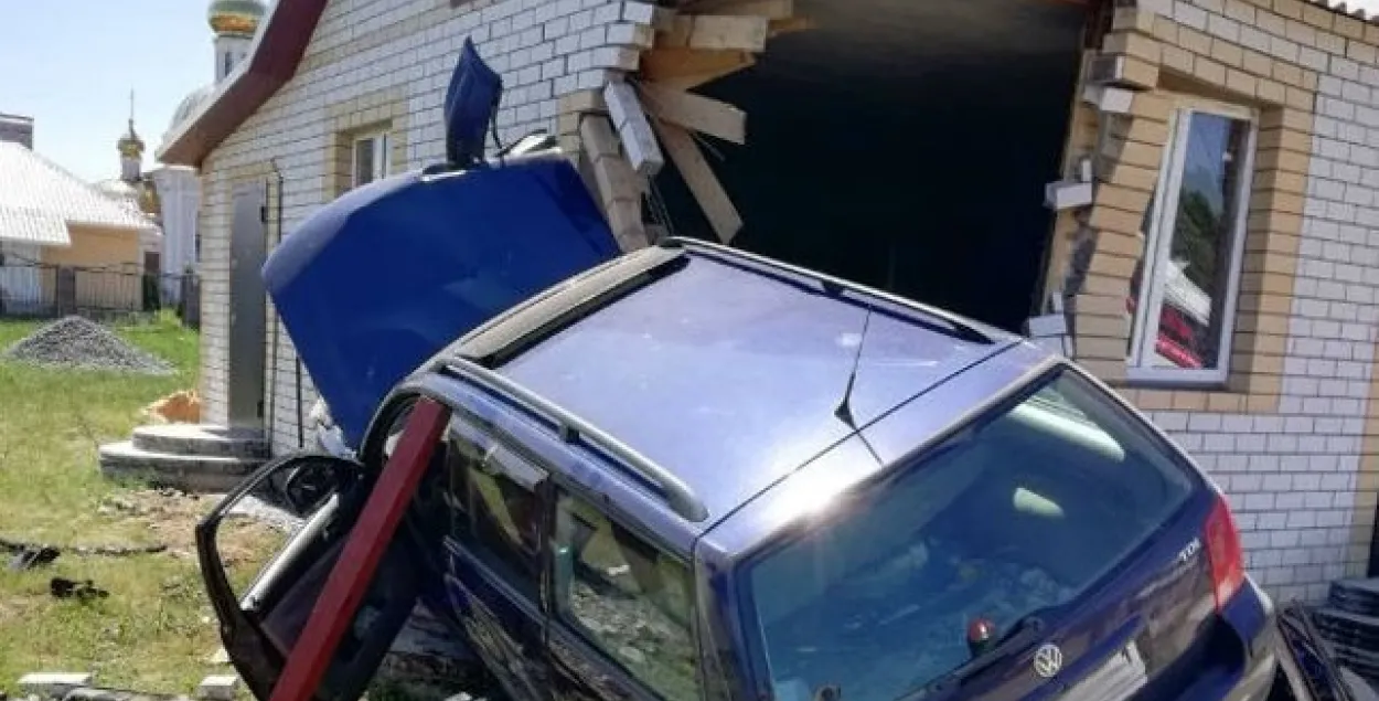 У Іванаўскім раёне легкавы аўтамабіль праламіў сцяну і заехаў у дом (фота)