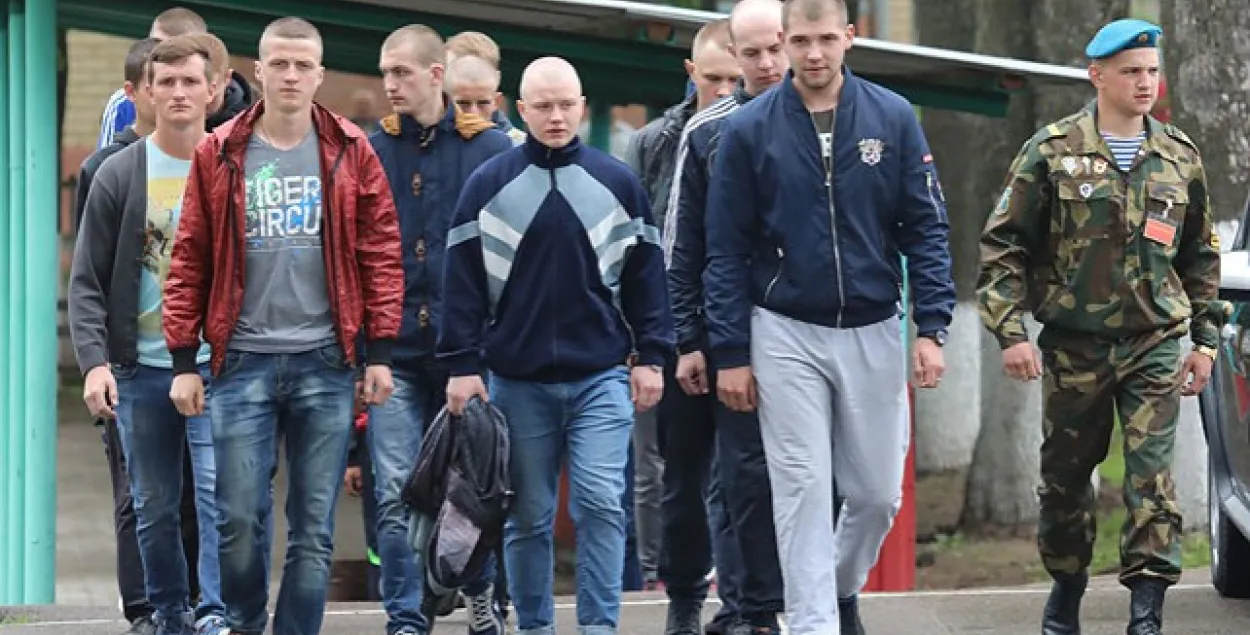 Прадстаўнік Мінабароны: многім падаецца, што мы будзем "купацца" ў прызыўніках