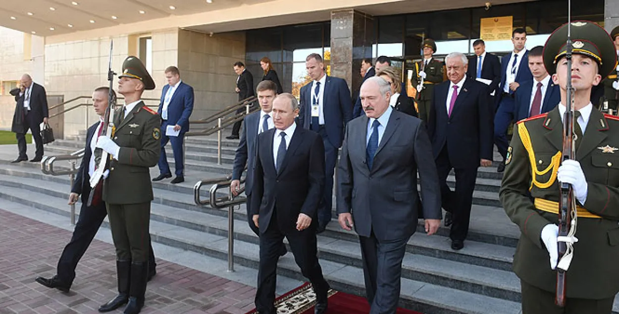 Картэж Лукашэнкі і Пуціна на пустой вуліцы Магілёва (відэа)