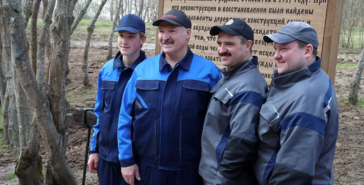Мікалай Лукашэнка піша дыктанты і сачыненні па беларускай мове на выдатна