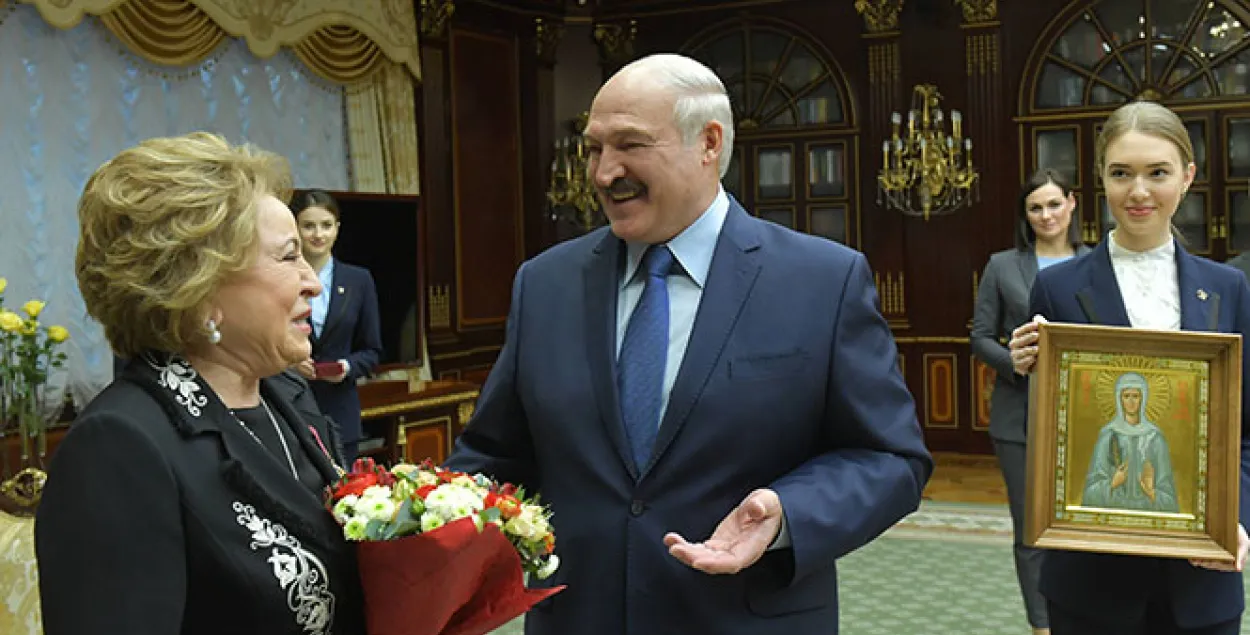 Матвіенка атрымала ад Лукашэнкі ордэн, ікону, кветкі і беларускамоўную кнігу