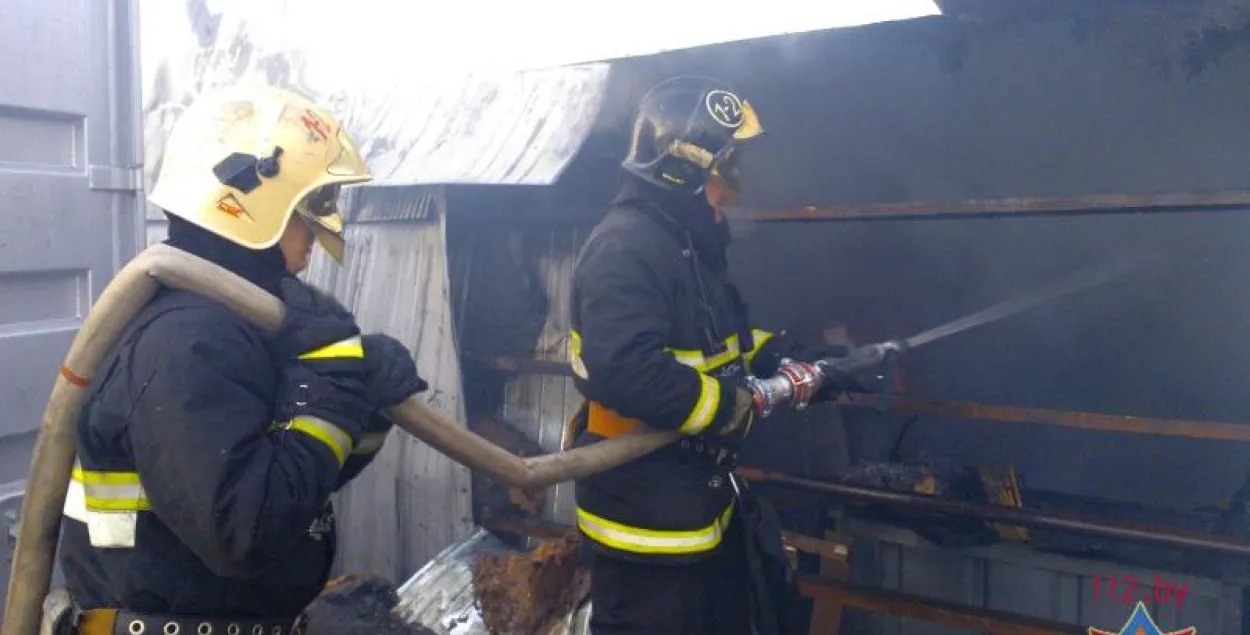 Падчас пажару на складе ў Брэсце згарэлі станкі, пагрузчыкі (фота, відэа)