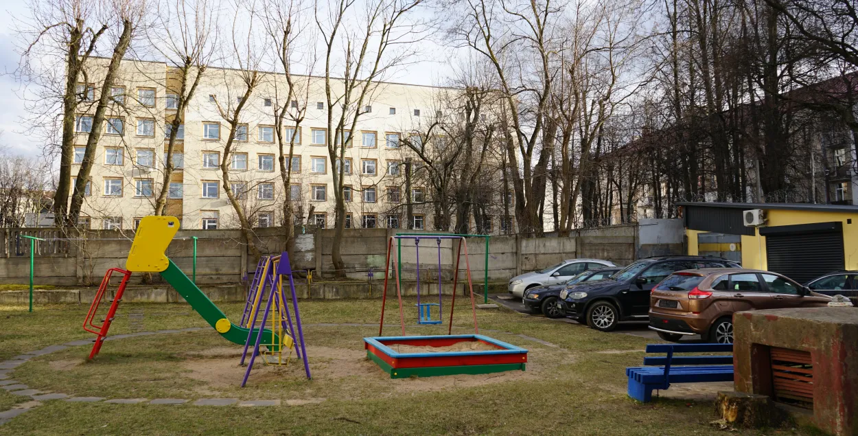 Двор дома №14 по улице Красной. На фоне — Академия МВД
