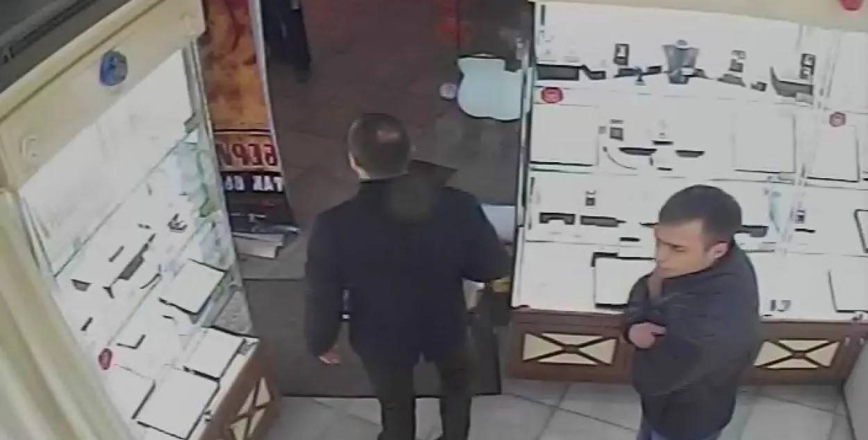 Шукаюць траіх мужчын, якія абакралі ювелірны салон у Мінску (фота, відэа)