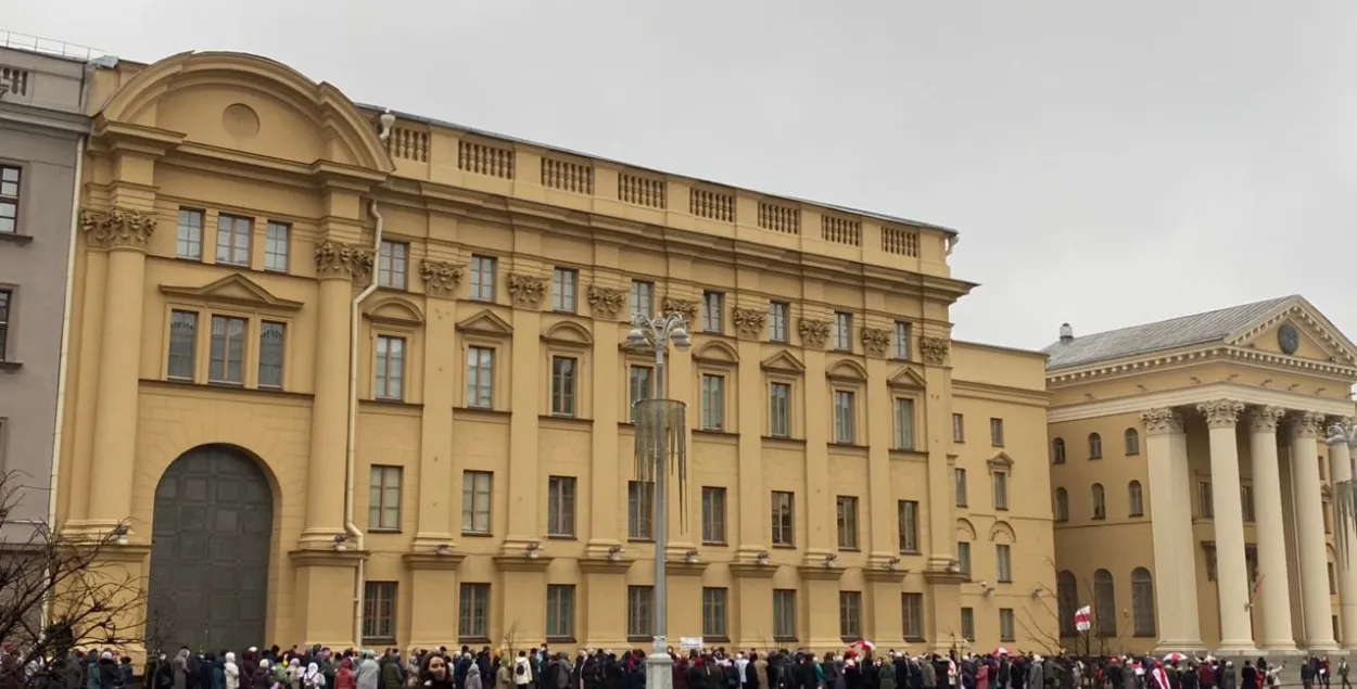 Колонна пенсионеров возле здания КГБ / Еврорадио​