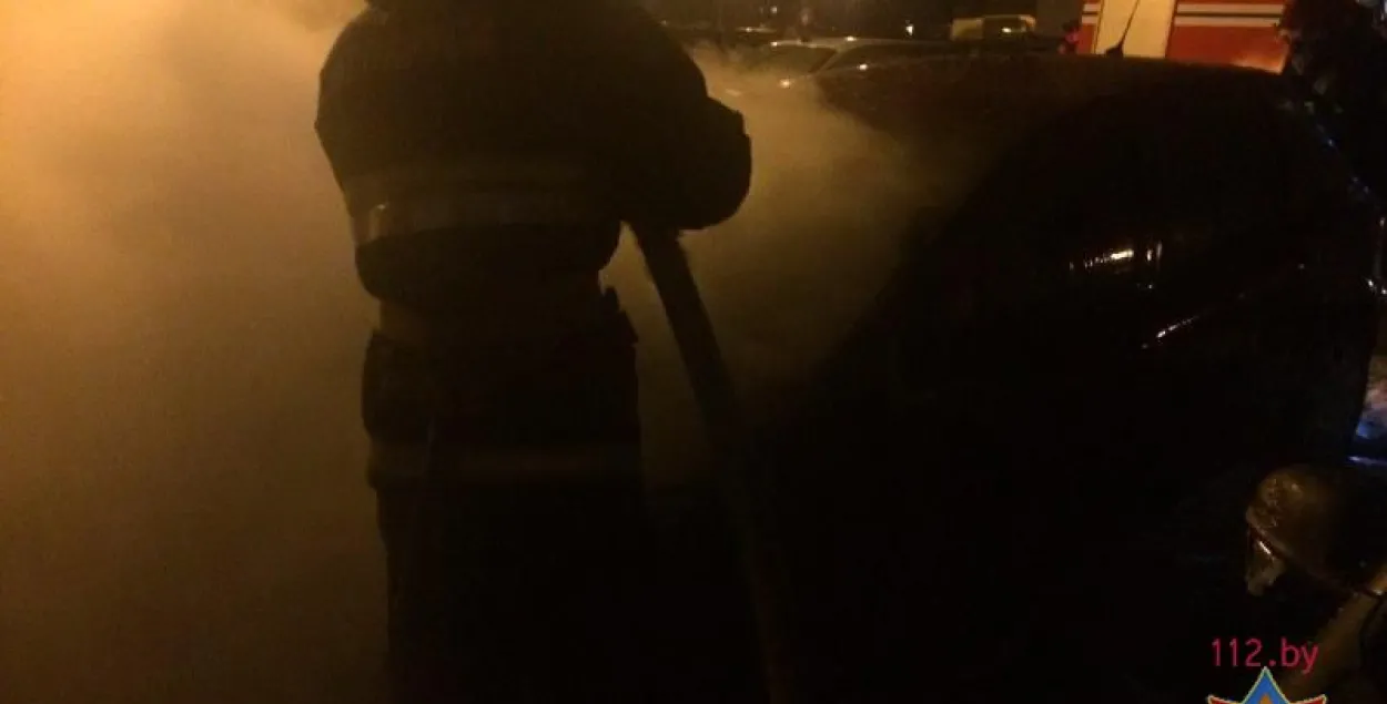 Уначы ў Мінску гарэў аўтамабіль "Пежо" (фота, відэа)