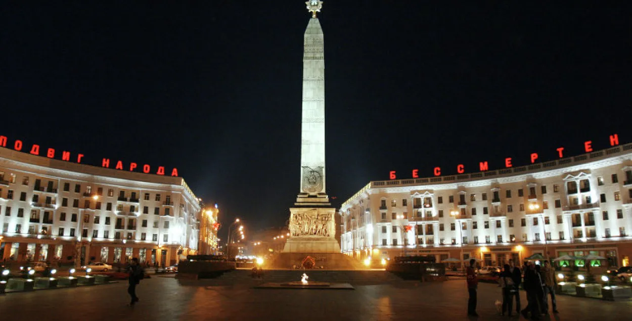 Кіроўцу Mercedes, які дрыфтаваў на плошчы Перамогі, аштрафавалі на 630 рублёў