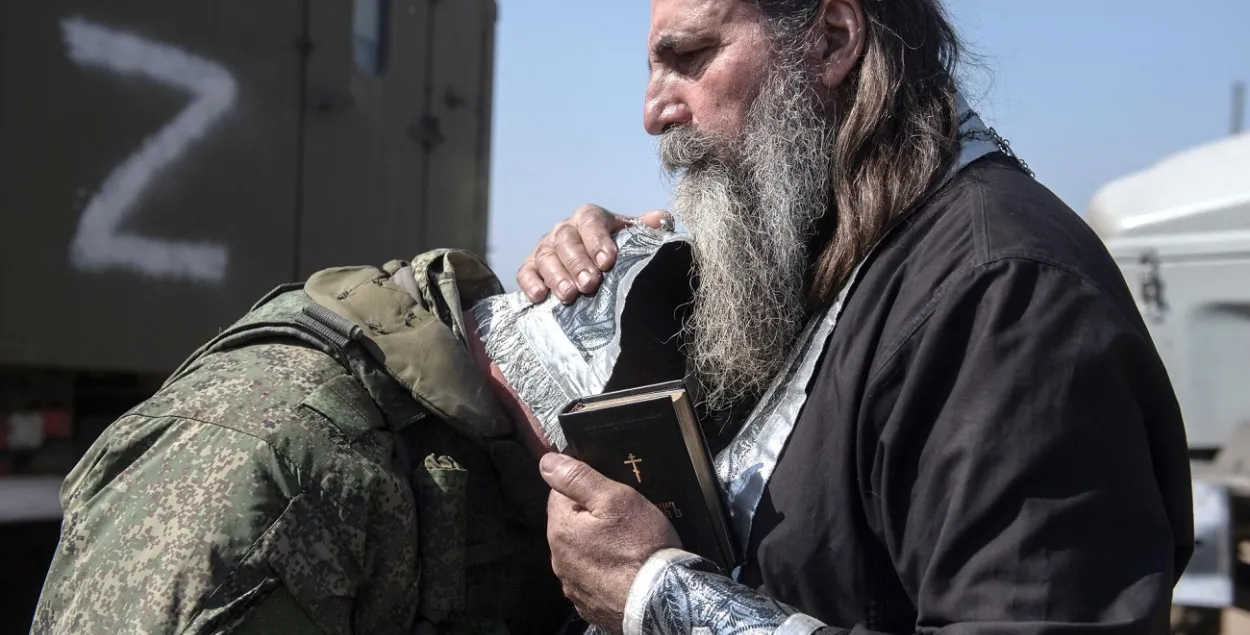 Праваслаўны святар і расійскі вайсковец / Ілюстрацыйнае фота ria.ru
