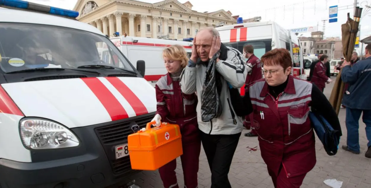11 красавіка 2011 года медыкі дапамагаюць пацярпеламу ад выбуху
