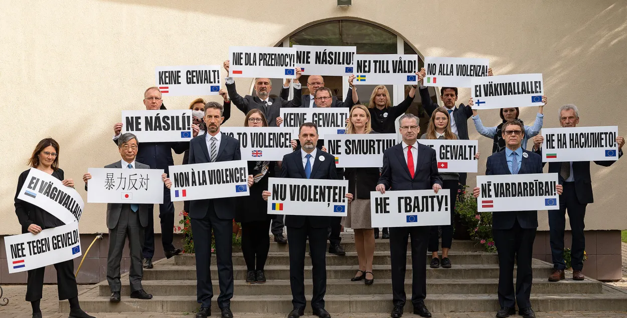 Амбасадары ЕС, ЗША, Вялікабрытаніі зрабілі фота з плакатамі "Не гвалту!"