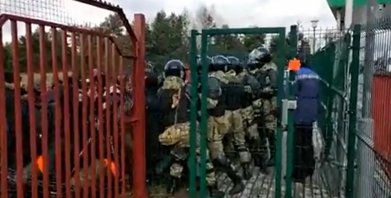 Противостояние силовиков и мигрантов на границе Беларуси и Польши / twitter.com/StZaryn