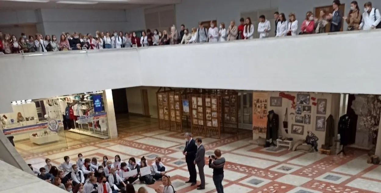 Студэнты медуніверсітэта бастуюць (відэа)