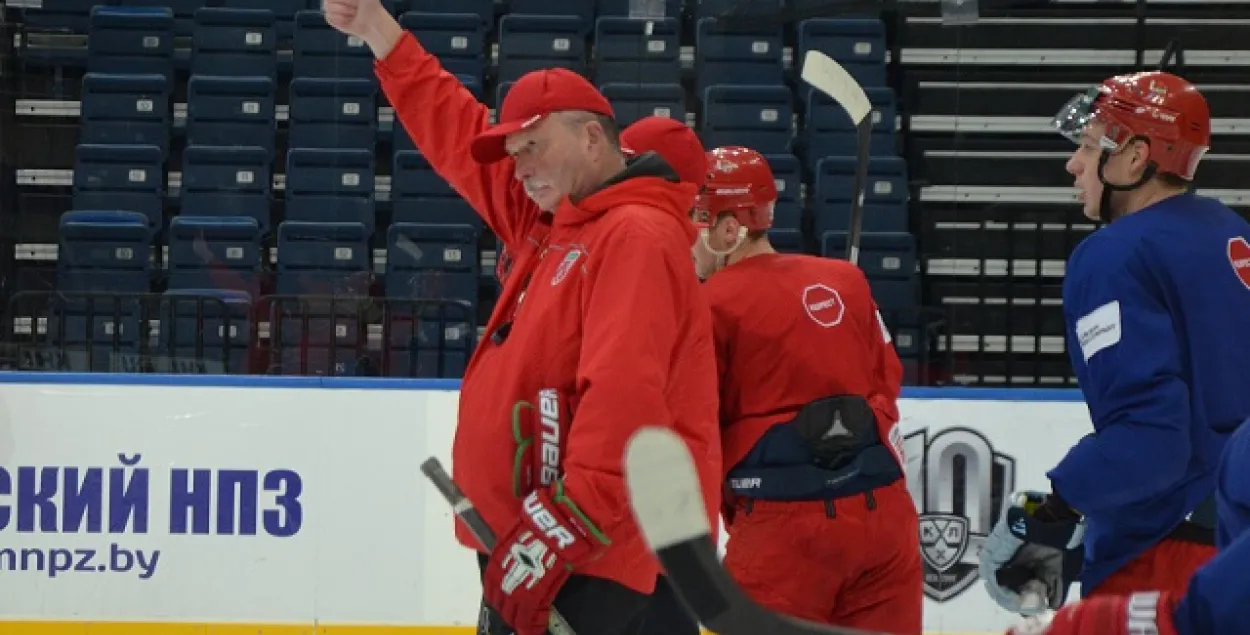 На снимке главный тренер хоккейной сборной Беларуси Дэйв Льюис. Фото: hockey.by