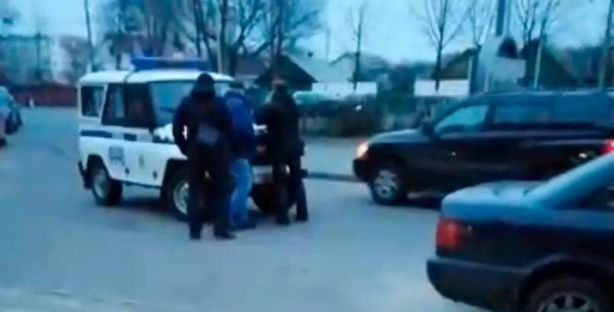 У Гомелі трое мужчын перакрылі рух міліцэйскаму аўтамабілю