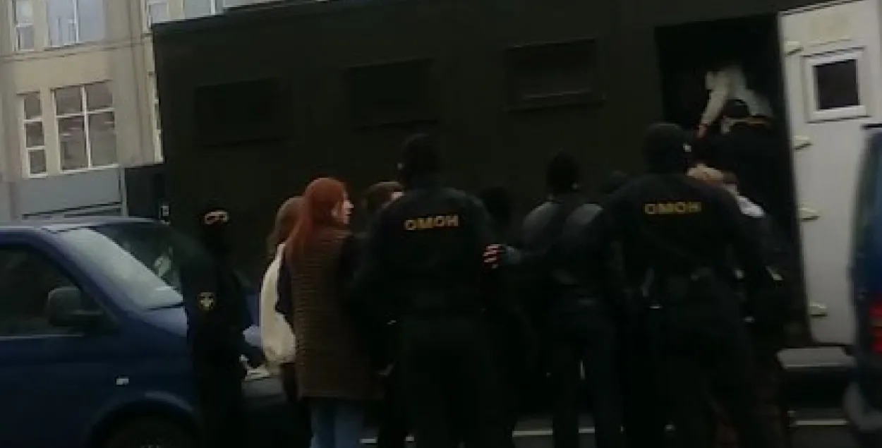 Students and a prisoner transport vehicle / @euroradio