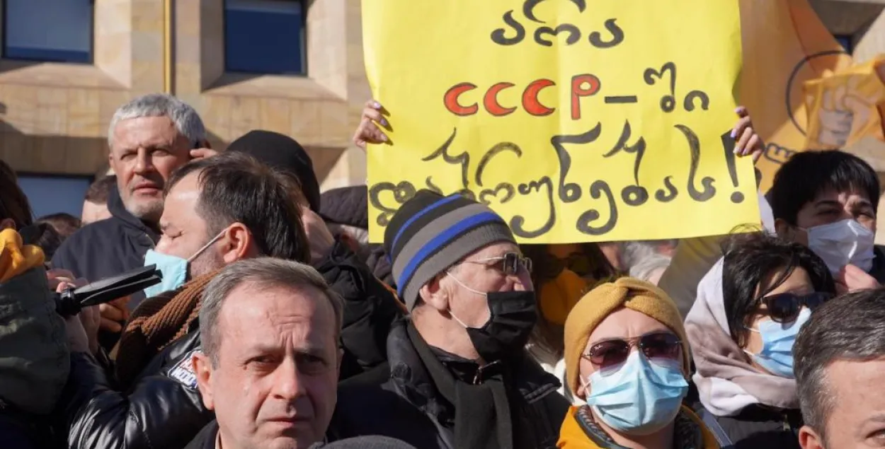 Пратэстоўцы трымаюць транспаранты з надпісамі "Грузія не вернецца ў Савецкі Саюз" / JAMnews / Давід Піпія