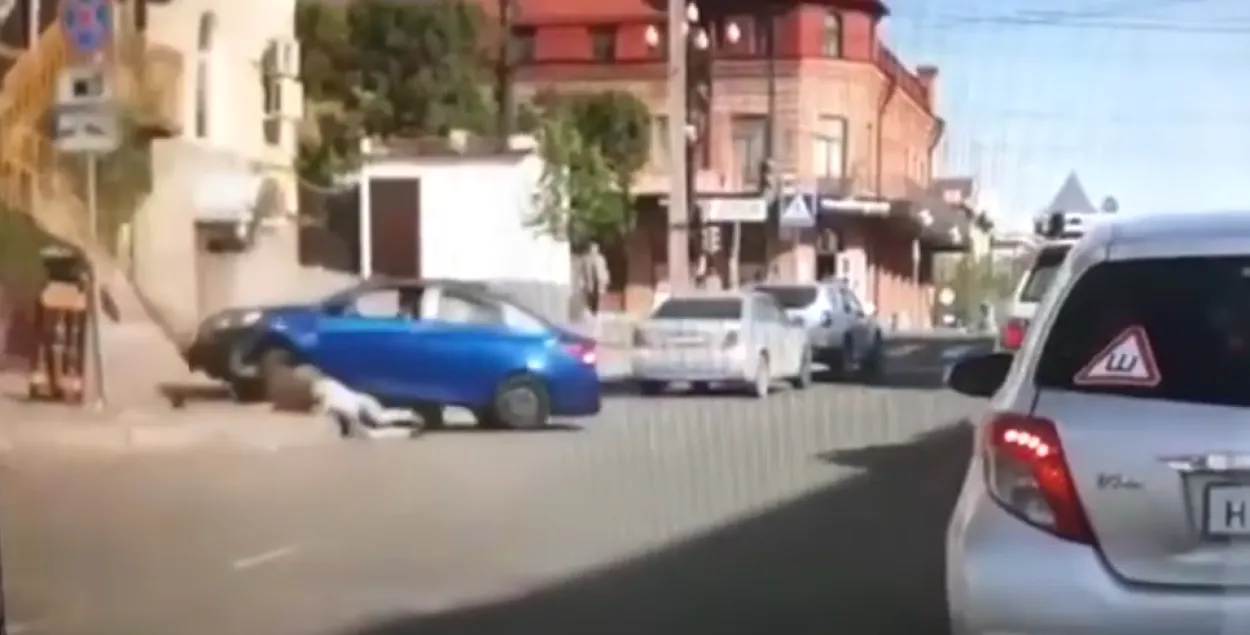 Жыхар Хабараўска пасварыўся з жонкай і збіў яе аўтамабілем (відэа)