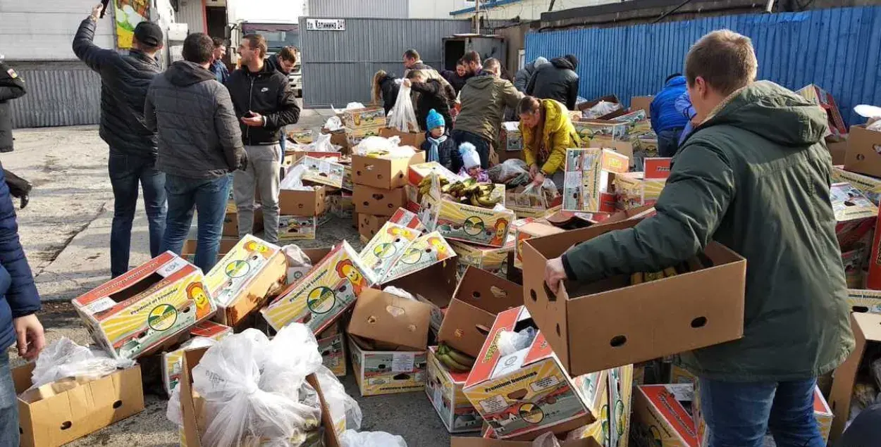 Прадпрымальнікі бясплатна раздалі 24 тоны бананаў з Эквадора (фота)