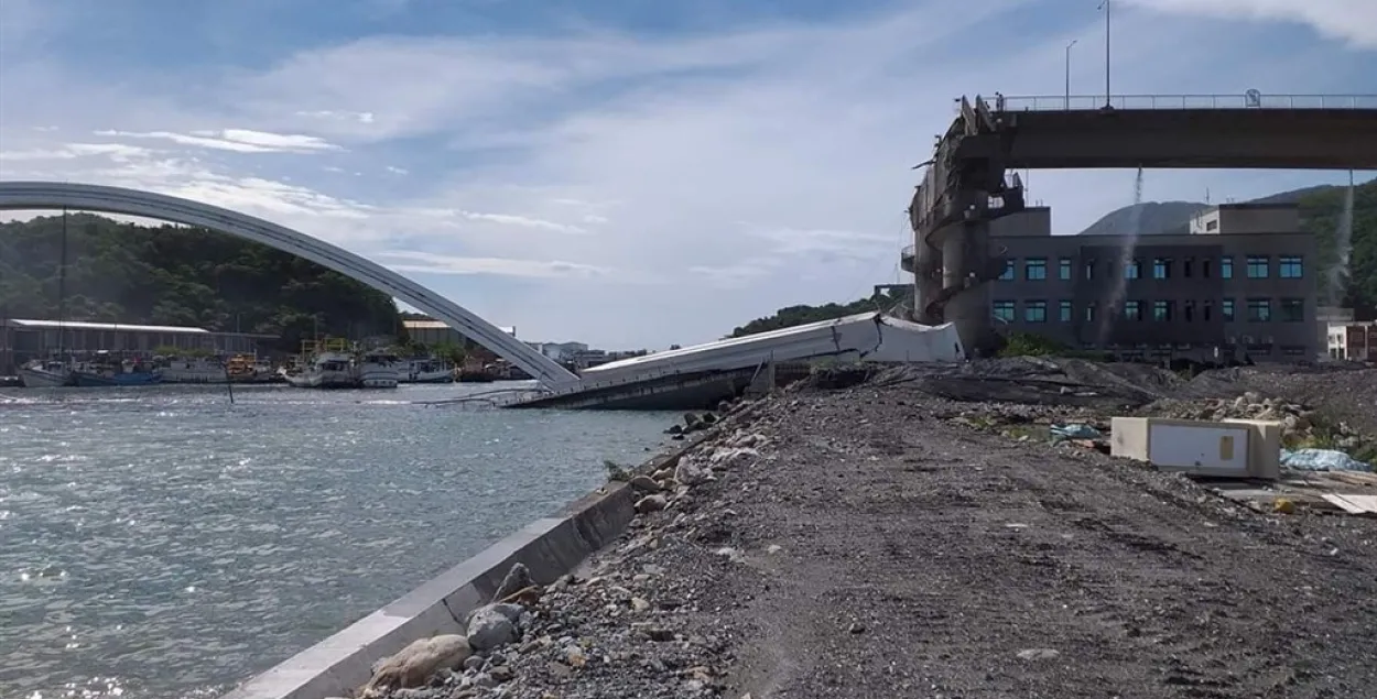 На Тайвані абрынуўся мост, па якім ехаў бензавоз