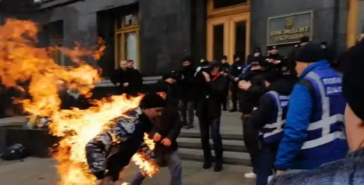 Самосожжение возле офиса президента Украины / Скриншот с видео