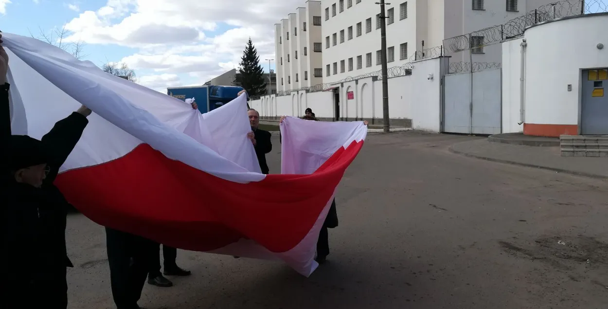 Фотафакт: вялізны бел-чырвона-белы сцяг на Акрэсціна