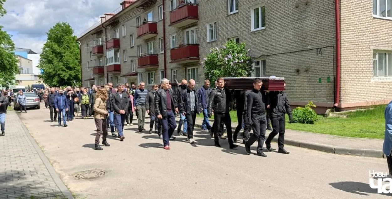 Як у Бярозаўцы развітваліся з палітвязнем Вітольдам Ашуркам
