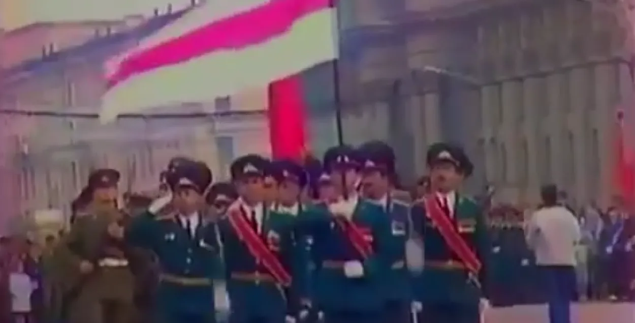 Белорусские военные под бело-красно-белым флагом, 1992 год / Скриншот с видео