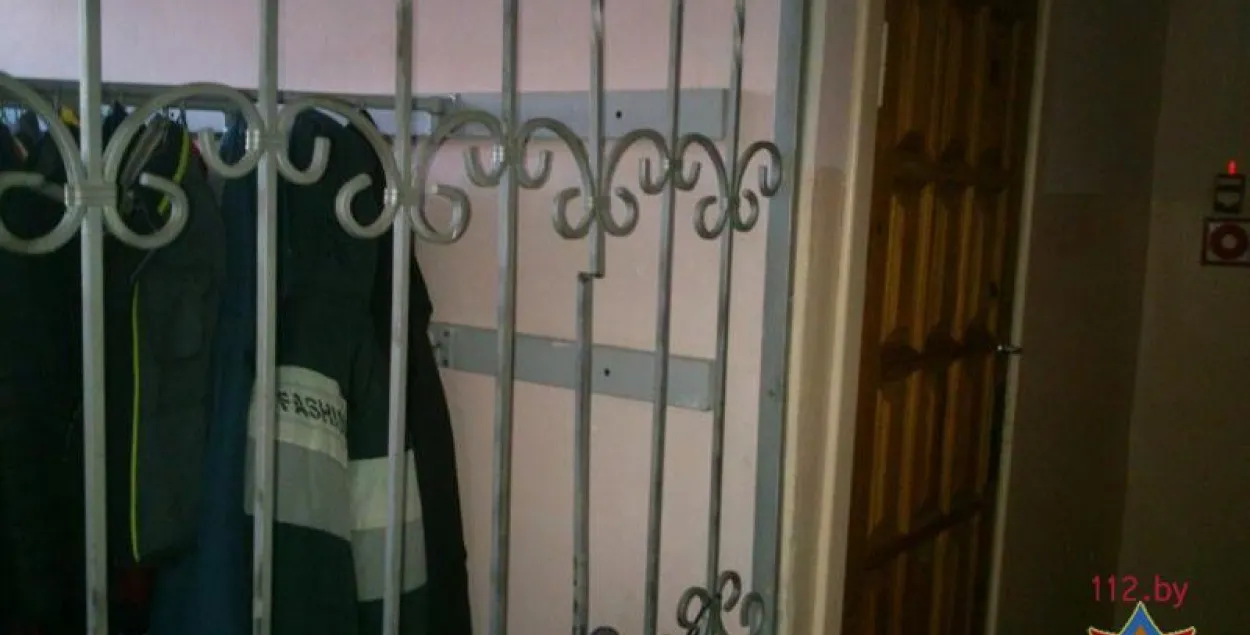 У Мінску ратавальнікі вызвалілі хлопчыка, які не мог выцягнуць нагу з рашоткі