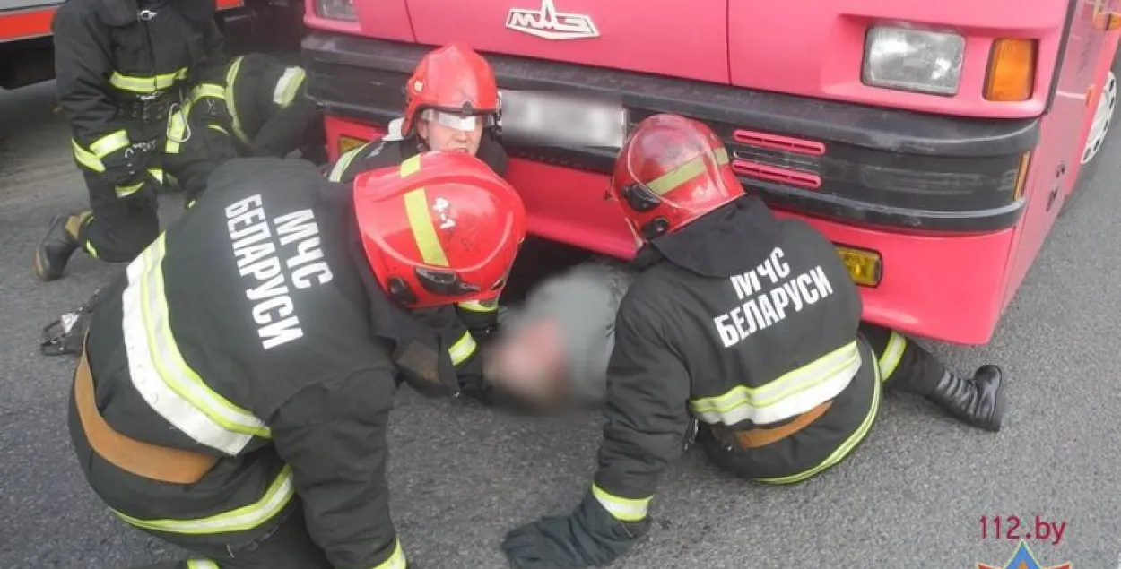 У Гомелі ратавальнікі вызвалялі жанчыну, якая трапіла пад аўтобус (фота)