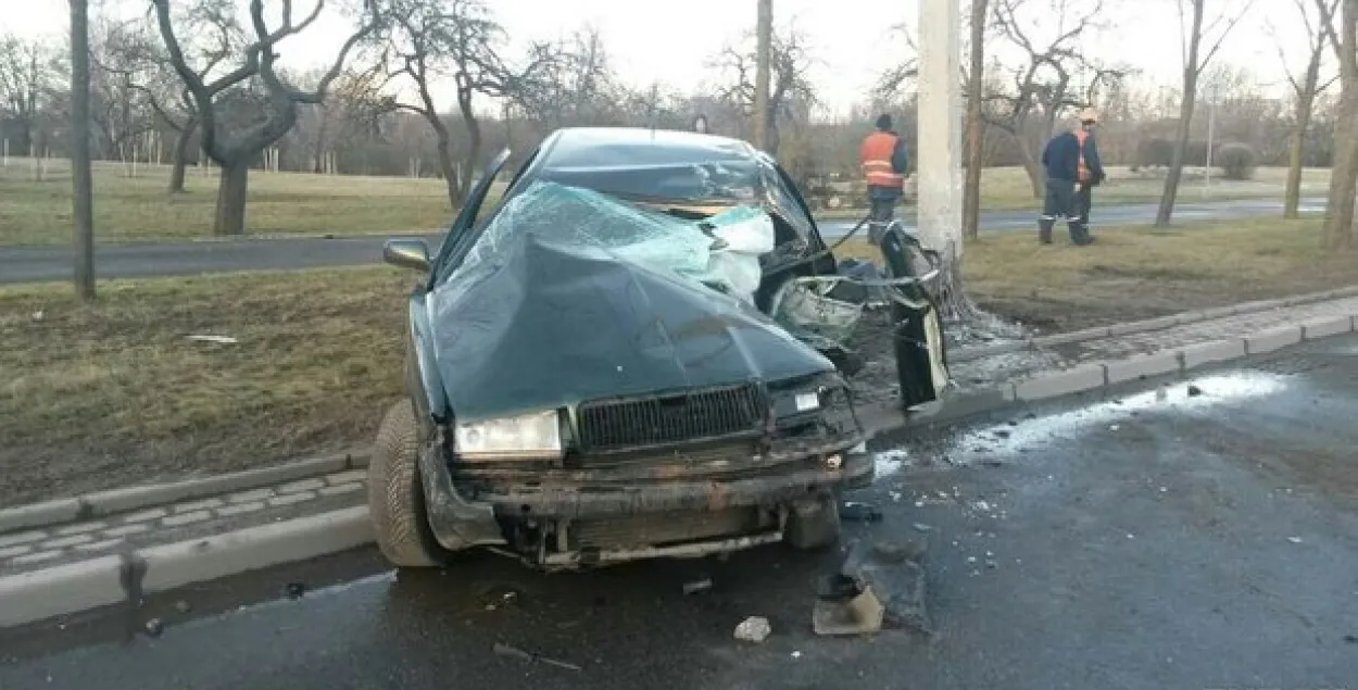 У Мінску каля Палаца Незалежнасці "Шкода" ўрэзалася ў асвятляльную мачту. Фота
