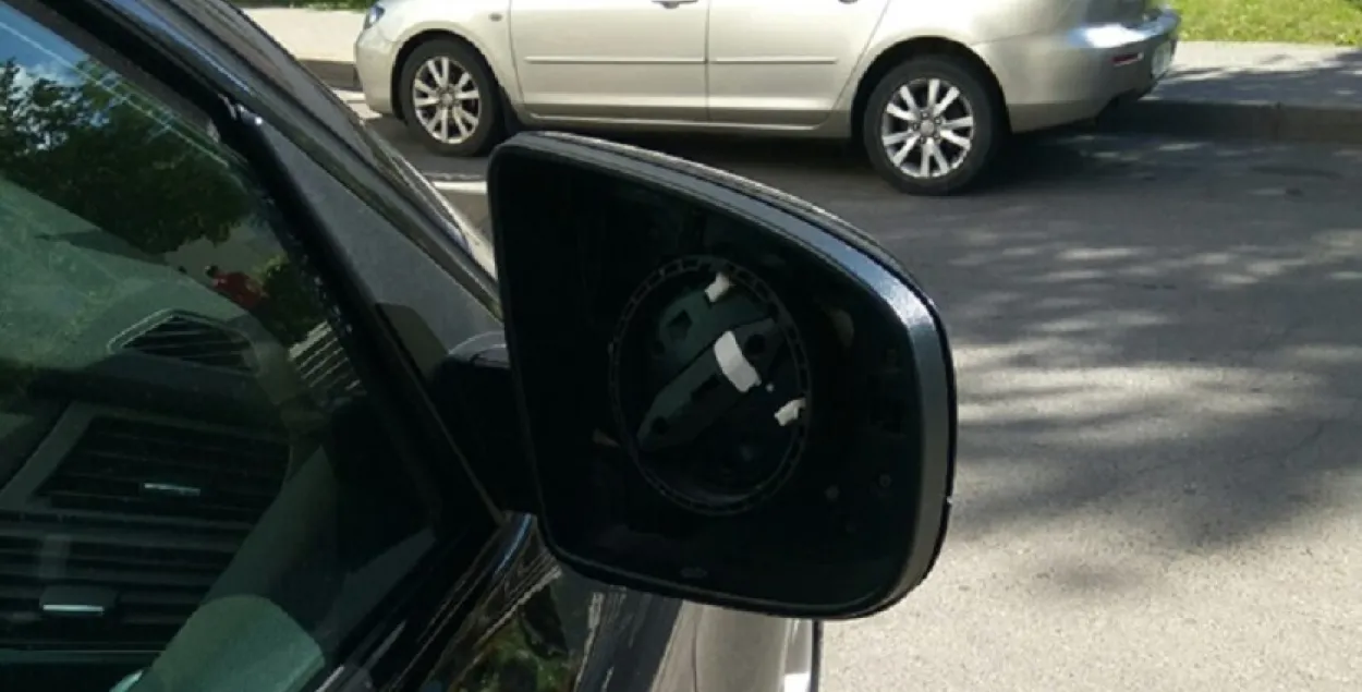 У Мінску група падлеткаў займалася крадзяжамі люстэркаў з дарагіх аўтамабіляў