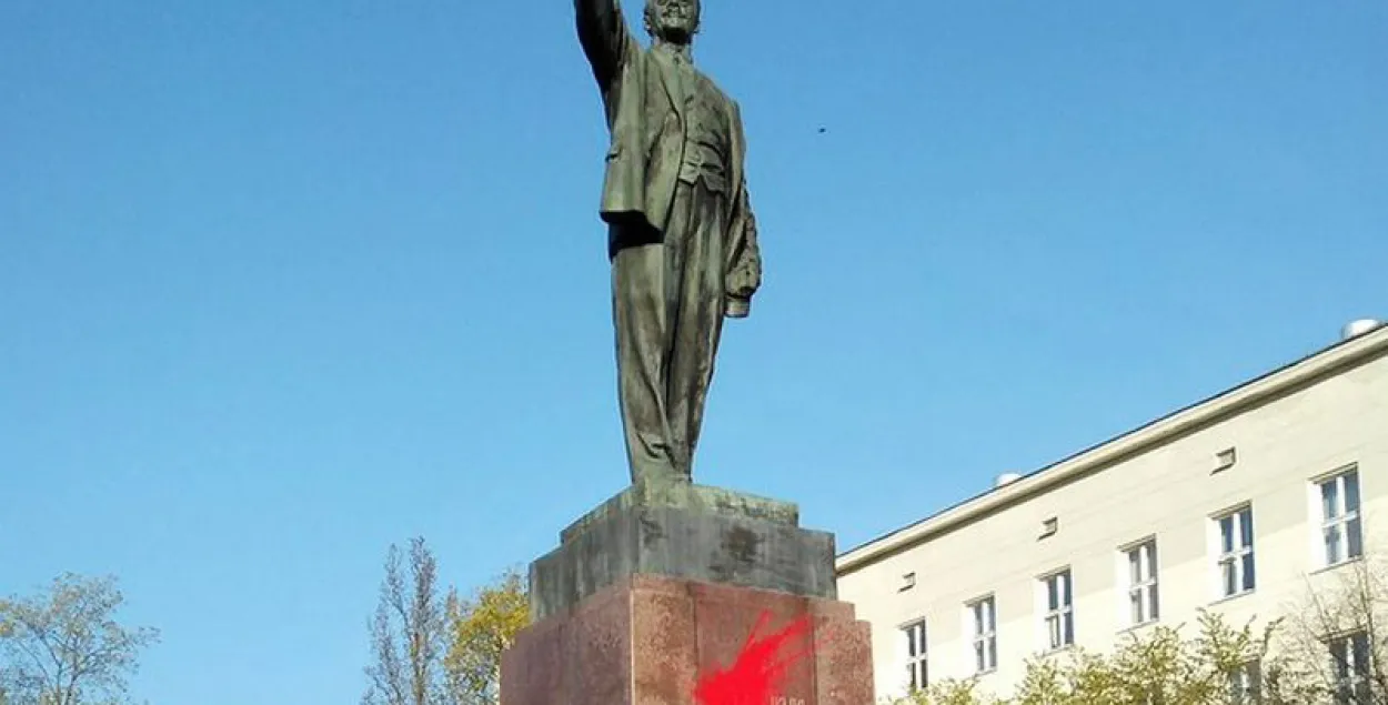 У Брэсце службовы сабака згубіў след мужчыны, які абліў фарбай помнік Леніну