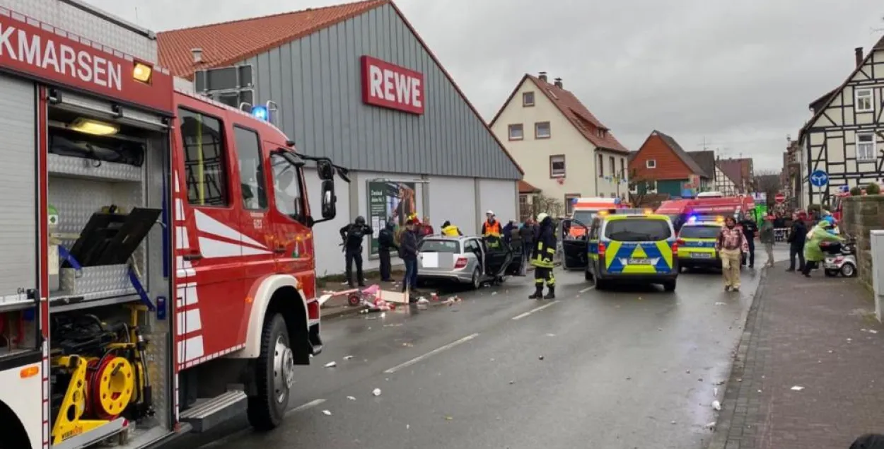 У Германіі на карнавале аўтамабіль заехаў у натоўп, ёсць пацярпелыя