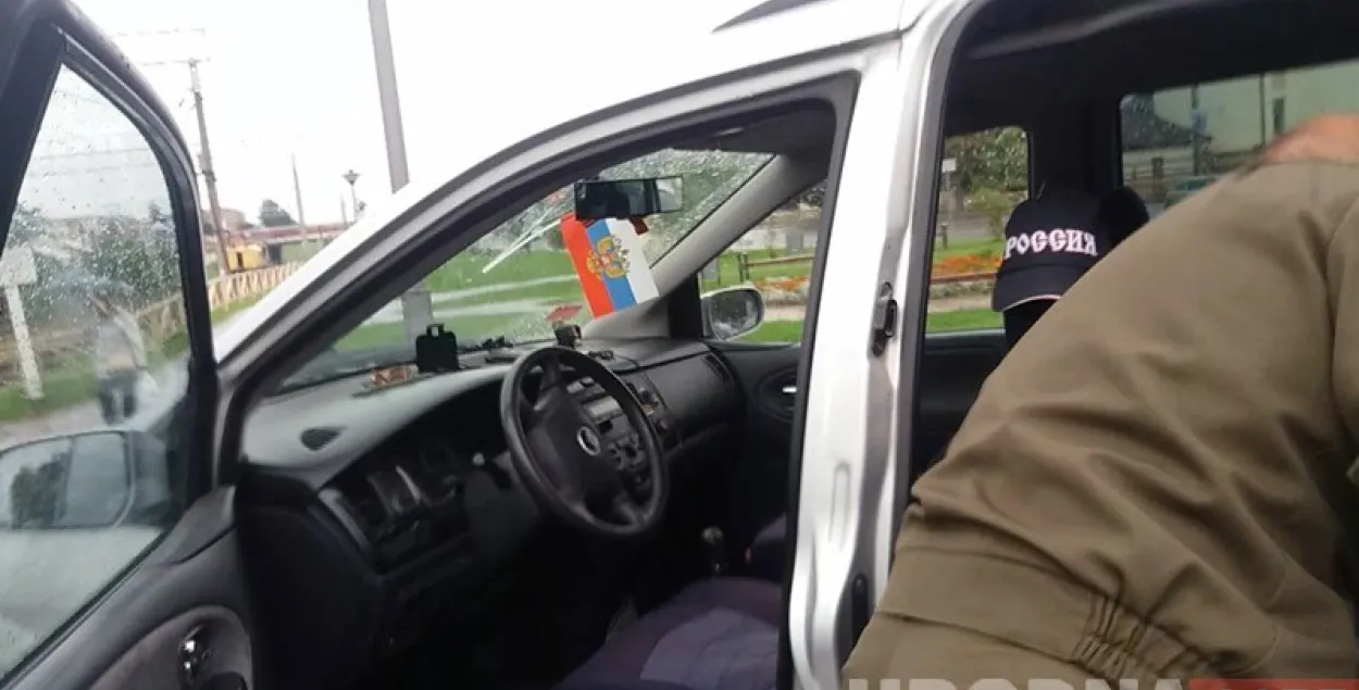 У Гродне беларускі афіцэр павесіў у аўтамабілі расійскі сцяг (відэа)