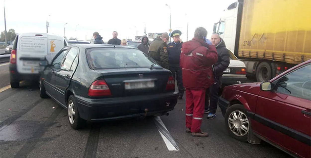 На МКАД адбылася аварыя з удзелам пяці аўтамабіляў (фота)