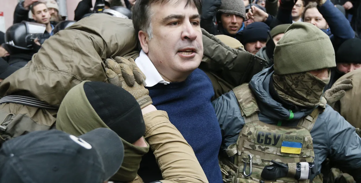 У Кіеве затрымалі Саакашвілі, перад гэтым ён пагражаў скокнуць з даху (відэа)
