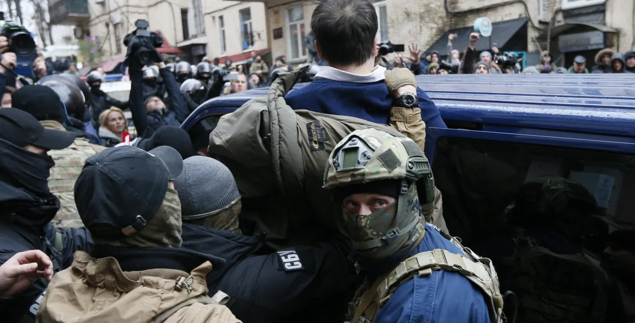 З’явілася відэа затрымання Міхаіла Саакашвілі на даху дома ў Кіеве