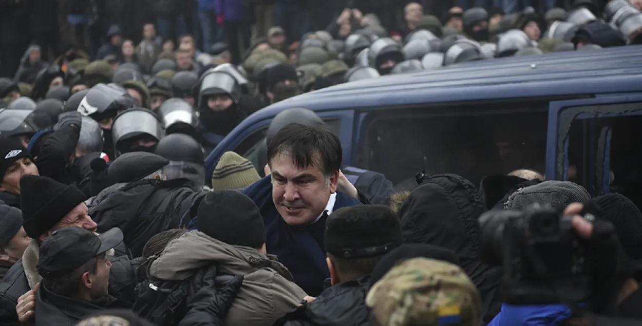 Прорыв в наручниках: что помешало задержанию Саакашвили
