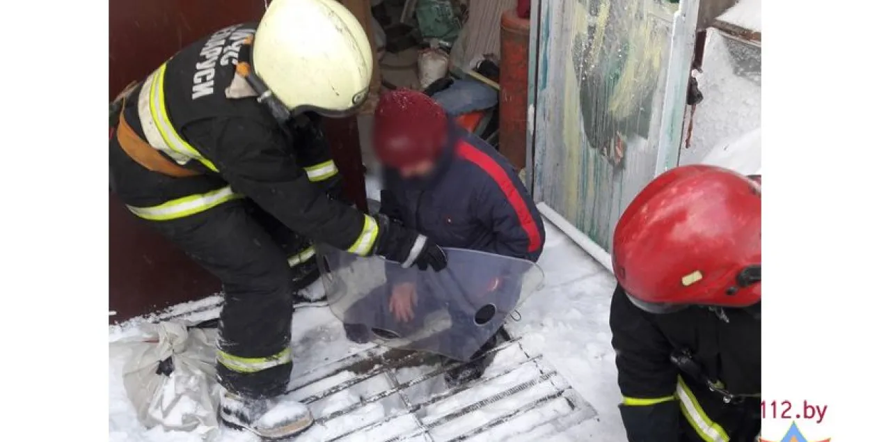 Нага жанчыны ў мароз была заблакаваная ў рашотцы ліўневай каналізацыі