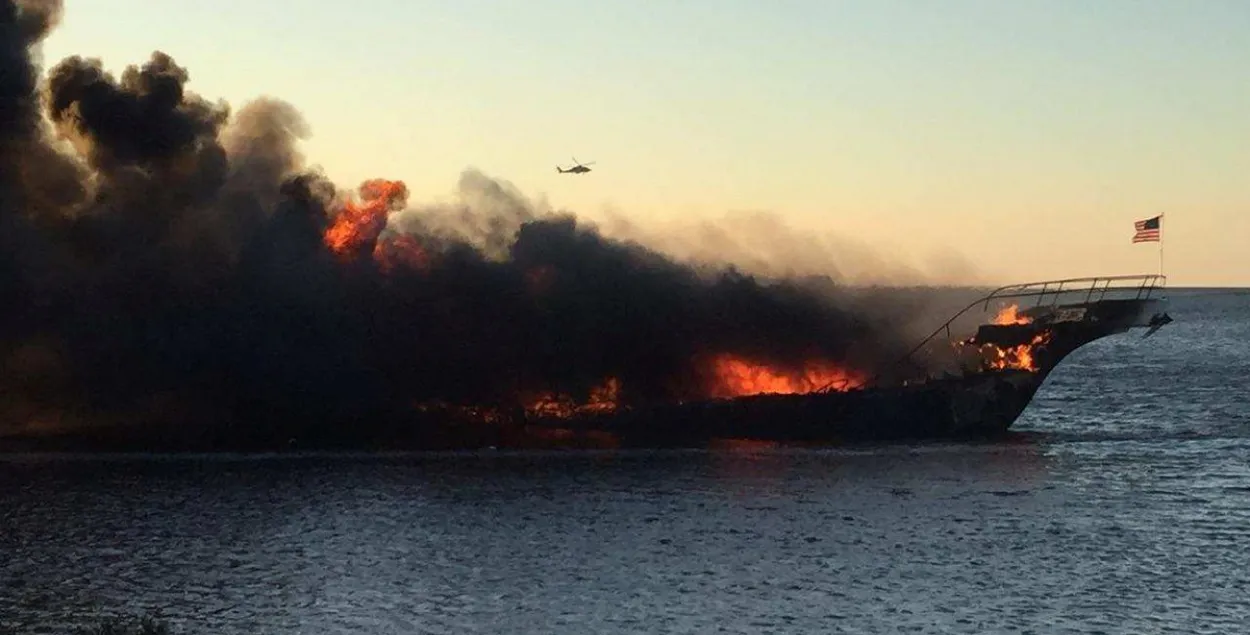 У ЗША згарэў карабель-казіно (фота, відэа)