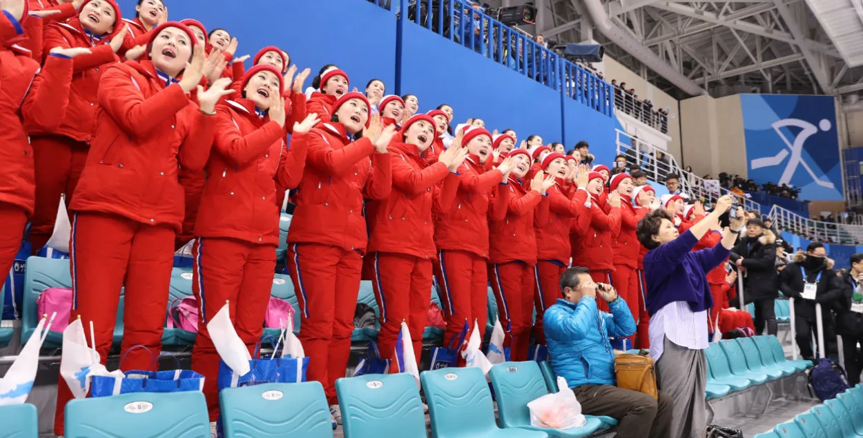 Балельшчыцы з КНДР на Алімпіядзе арганізавана ходзяць нават у прыбіральню. Відэа